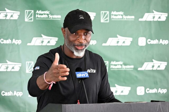 O treinador Jets Aaron Glenn fala com a mídia depois de treinar em um campo de treinamento em Florham Park, NJ.