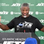 O treinador Jets Aaron Glenn fala com a mídia antes de treinar na segunda -feira no campo de treinamento de Florham Park.