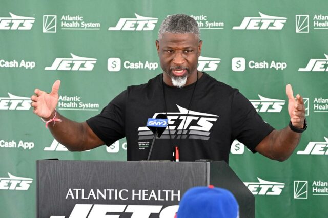 O treinador Jets Aaron Glenn fala com a mídia antes de treinar na segunda -feira no campo de treinamento de Florham Park. 