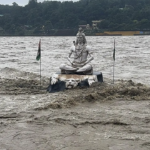 Acabou: 51 turistas de Mahabarashry salvaram facilmente na chuva utilizada