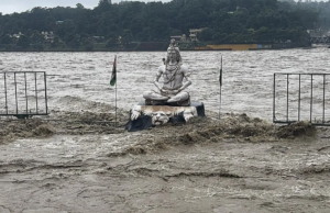 Acabou: 51 turistas de Mahabarashry salvaram facilmente na chuva utilizada Acabou: 51 turistas de Mahabarashry salvaram facilmente na chuva utilizada