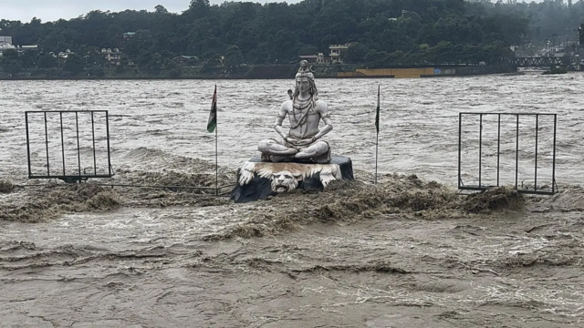 Acabou: 51 turistas de Mahabarashry salvaram facilmente na chuva utilizada

