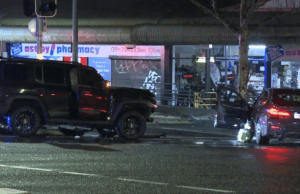 Acusação de luto após perseguição pelo oeste de Sydney Um filho adolescente sob custódia da polícia no hospital depois que afirmou que a BMW roubou o trânsito antes de colidir no centro médico no oeste de Sydney. No Alegrego de 16 anos, expulso a BMW roubada em frente a um centro médico em St. Mary no meio da noite após o estudo da polícia.