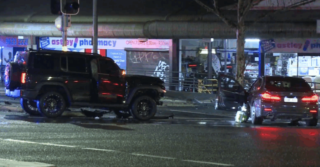 Um filho adolescente sob custódia da polícia no hospital depois que afirmou que a BMW roubou o trânsito antes de colidir no centro médico no oeste de Sydney. No Alegrego de 16 anos, expulso a BMW roubada em frente a um centro médico em St. Mary no meio da noite após o estudo da polícia. 