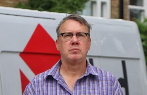 Adivinha quem? O apresentador de TV de Noughie parece irreconhecível, pois ele é visto pela primeira vez em anos depois de quase três décadas de atirar à fama Um amado anfitrião de TV de Noughtie parecia completamente irreconhecível porque eles foram retratados em Londres na quarta -feira, depois de anos a partir dos holofotes