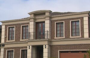 Adolescentes pegos depois que um homem esfaqueou na cara de casa em uma invasão Adolescentes pegos depois que um homem esfaqueou na cara de casa em uma invasão