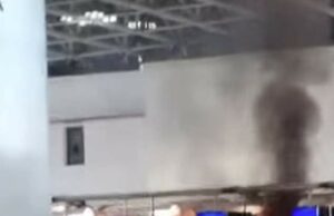 Aeroporto italiano: os turistas correm como um homem “atende fogo ao balcão de check-in” durante um ataque de martelo antes de ser preso Os turistas atordoados olham para um incêndio iluminado no Terminal 1 do Aeroporto de Milão Malpensa