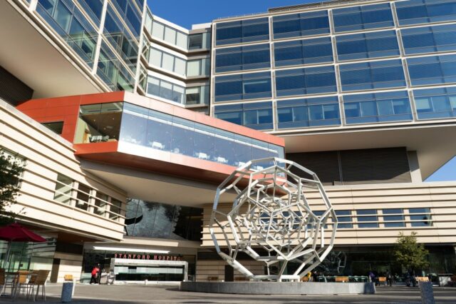 Agentes de gelo levam a mulher detida para tratamento no Hospital Stanford



