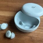 Guia de instalação com pontas de orelha e asas da Soundcore Sleep A30 fones de ouvido