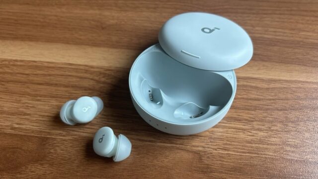 Guia de instalação com pontas de orelha e asas da Soundcore Sleep A30 fones de ouvido