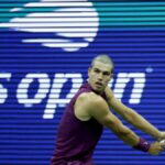 Alcaraz avança para a segunda rodada do US Open 2025 após derrotar conjuntos retos de Opelka
