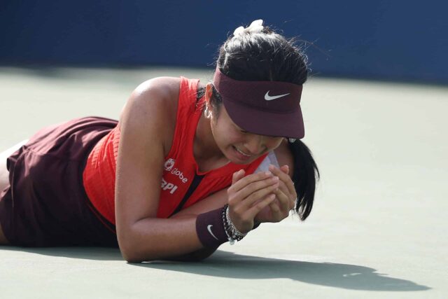 Alexandra Eala, das Filipinas, comemora o Match Point contra Clara Tauson, da Dinamarca, durante a primeira rodada de suas femininas na primeira rodada no primeiro dia do 2025 US Open, no Centro Nacional de Tênis da USTA Billie Jean King, em 24 de agosto de 2025, no bairro de Flushing, no Queens Borough, da cidade de Nova York.