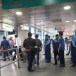 Algumas paradas de transjakarta senen foram queimadas por manifestantes