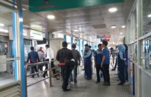 Algumas paradas de transjakarta senen foram queimadas por manifestantes Algumas paradas de transjakarta senen foram queimadas por manifestantes