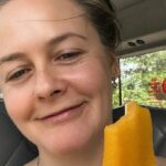 Alicia Silverstone sem maquiagem supera o calor do verão do PopSile e as próximas estrelas