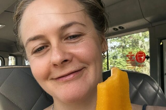 Alicia Silverstone sem maquiagem supera o calor do verão do PopSile e as próximas estrelas

