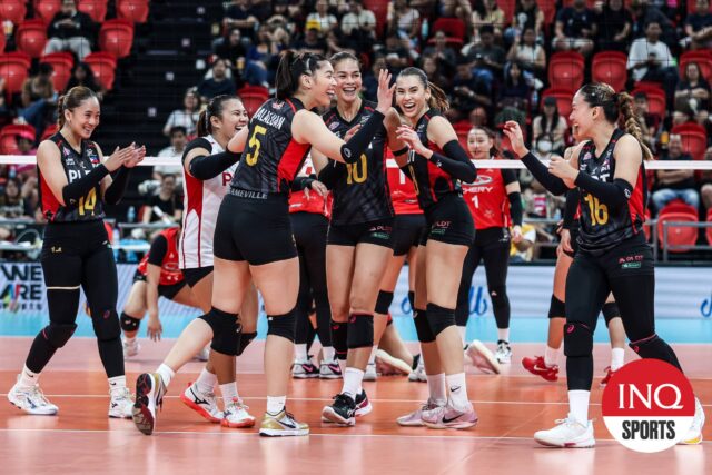 Alleiah Malaluan e os rebatedores de alta velocidade do PLDT durante um jogo de convite de PVL contra Chery Tiggo Crossovers.