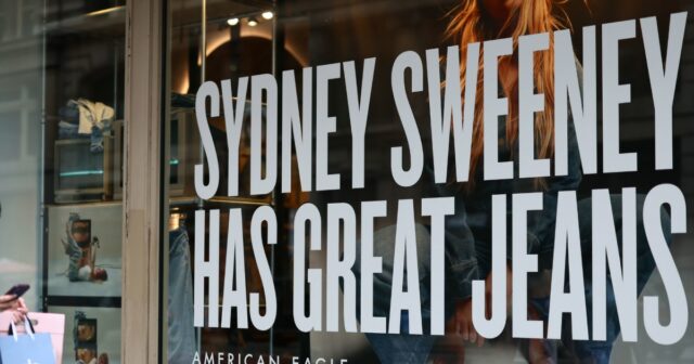 American Eagle defende o anúncio sobre 'Great Jeans' de Sydney Sweey na primeira declaração na controvérsia

