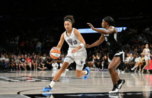 Análise: Valquírias mantiveram as esperanças dos playoffs vivas com uma viagem bem -sucedida Veronica Burton #22 As Valquírias Golden State Valkyries jogando contra o Las Vegas Aces em 3 de agosto de 2025 no Michelob Ultra Arena em Las Vegas, Nevada. (Foto de David Becker/NBAE sobre Getty Images)