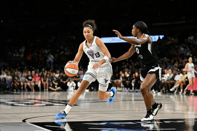 Veronica Burton #22 As Valquírias Golden State Valkyries jogando contra o Las Vegas Aces em 3 de agosto de 2025 no Michelob Ultra Arena em Las Vegas, Nevada. (Foto de David Becker/NBAE sobre Getty Images)