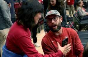Andrew Luck quer restaurar o futebol de Stanford em seus dias de glória O quarterback de Stanford, Andrew Luck, à esquerda, e o técnico Jim Harbaugh são vistos com o troféu no Sun Life Stadium após a vitória sobre a Virgina Tech, segunda -feira, 3 de janeiro de 2010, em Miami Gardens. (Joe Cavaretta, sul da Flórida Sun Sentinel)