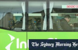 Ano de dois anos encontrado escondido em uma mala no ônibus da Nova Zelândia A criança foi encontrada dentro de uma bolsa em pacotes de barramento de células intercitais.