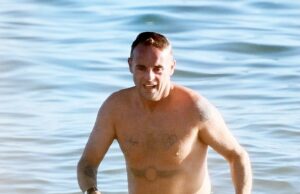 Ant McPartlin recebe uma nova homenagem à sua esposa Anne-Marie Corbett quando ele mostra sua nova tinta na praia durante o feriado de Portugal Ant McPartlin teve outra homenagem à sua esposa Anne-Marie Corbett e mostrou-a durante seu feriado para Portugal