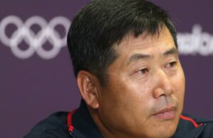 Antecipando os documentos diminuem o novo treinador indiano do Kisik Lee Coach Antecipando os documentos diminuem o novo treinador indiano do Kisik Lee Coach