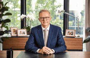 Anthony Albanese da Austrália não tem certeza sobre a proibição total de anúncios de jogo Austrália Anthony Albanese não está convencido de proibição de anúncios de jogos de azar. Retrato oficial do primeiro -ministro australiano Anthony Albanese