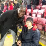 Este é Mark Mogan, o fã de Liverpool deficiente, retratado com Emile Heskey, que foi preso por supostamente gritar abuso racista no jogador de Bournemouth Antoine Semenyo