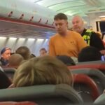 Este é o momento em que os passageiros em um vôo do Jet2 entraram em aplausos quando a polícia deteve um homem depois de uma briga com outras pessoas a bordo viu o vôo para Alicante desviado de volta ao Reino Unido