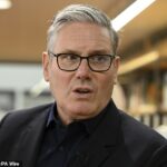 Keir Starmer, na foto em julho, estava enfrentando uma revolta trabalhista na quarta -feira à noite, enquanto os conselhos se preparavam para lutar contra o Ministério do Interior sobre os hotéis migrantes
