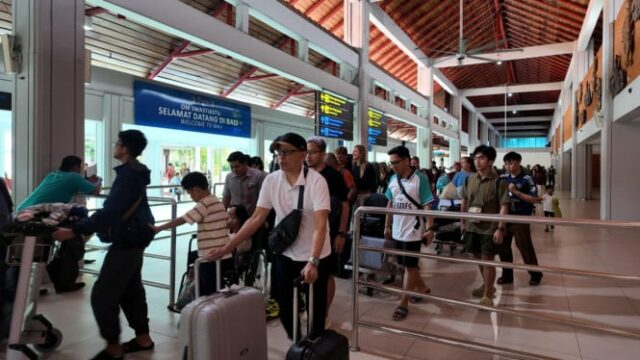 Após a erupção de 2 montanhas, os vôos no Aeroporto I Gusti Nguurah Rai Bali retornaram ao normal

