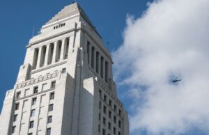 Após o longo atraso, o prefeito baixo nomeia o novo filme de Liaison para Los Angeles Após o longo atraso, o prefeito baixo nomeia o novo filme de Liaison para Los Angeles