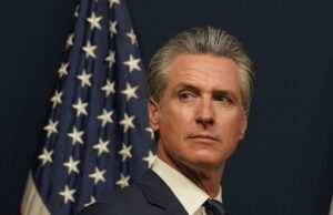 Aproveite o Newsom Troll The Sh-T de Trump com dados de atividade criminosa reais Os soldados da Guarda Nacional Armada andam pela Constituição Avenue em Washington durante a hora do rush como parte da ordem do presidente Donald Trump de impor a aplicação da lei federal na capital do país, terça -feira, 26 de agosto de 2025. (AP Photo/J. Scott Applewhite)