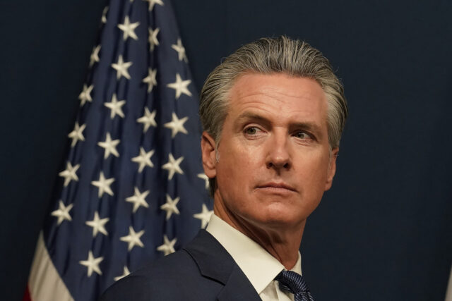 Os soldados da Guarda Nacional Armada andam pela Constituição Avenue em Washington durante a hora do rush como parte da ordem do presidente Donald Trump de impor a aplicação da lei federal na capital do país, terça -feira, 26 de agosto de 2025. (AP Photo/J. Scott Applewhite)
