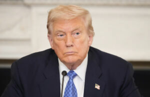 Aqui está a tela mais atualizada da exibição frustrante da ilegalidade de Trump Cartoon de Clay Jones