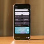 Um telefone da galáxia Samsung com modo escuro ativado em um sofá verde