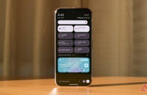 Aqui está como eu deixo meu telefone durar mais tempo Um telefone da galáxia Samsung com modo escuro ativado em um sofá verde