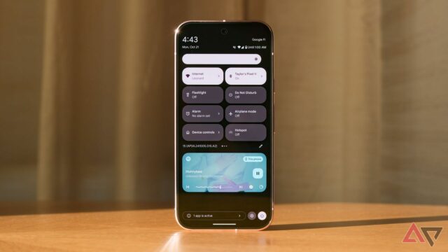 Um telefone da galáxia Samsung com modo escuro ativado em um sofá verde