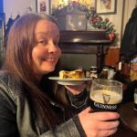 Sarah Love, 38, afirma que não é uma 'garota feminina típica' e, em vez de coquetéis e vinho, opta pela icônica cerveja irlandesa