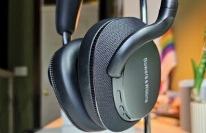 Arco Bowers & Wilkins PX7 S3 fones de ouvido com orelhas na frente da planta em vasos