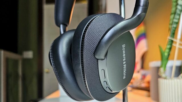 Bowers & Wilkins PX7 S3 fones de ouvido com orelhas na frente da planta em vasos