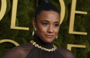 Ariana Debose se lembra de sua mãe ‘Warrior-Queen’ Gina, que faleceu do carcinoma ovariano Ariana Debose se lembra de sua mãe 'Warrior-Queen' Gina, que faleceu do carcinoma ovariano