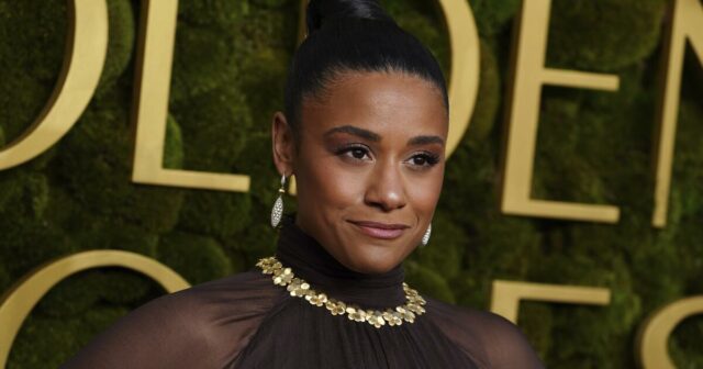 Ariana Debose se lembra de sua mãe 'Warrior-Queen' Gina, que faleceu do carcinoma ovariano



