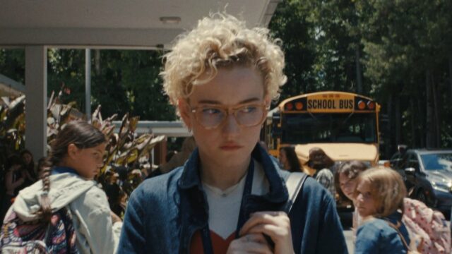 Julia Garner em 'Armas' (Warner Bros.)