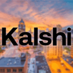 A HO-Chunk Nation se une aos processos tribais que desafia os contratos de apostas esportivas da Kalshi. Logotipo Kalshi em frente à paisagem urbana borrada de Milwaukee, Wisconsin.
