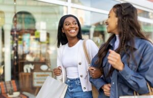 30 pechinchas exclusivas do Amazon Prime para armazenar hoje- classificando mais de 53% de desconto! Jill Asemota vista usando óculos de sol vintage pretos, Dorothee Schumacher Vestido de malha de lã cinza, jaqueta cardigã de malha de lã cinza da Dorothee Schumacher, meias de algodão branco, tênis de samba de couro branco adidas, em 04 de novembro de 2023 em Berlim, Alemanha.