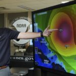 Jamie Rhome, vice -diretora do National Hurricane Center, atualiza o clima tropical Erin para o National Hurricane Center, quinta -feira, 14 de agosto de 2025 em Miami. (ABR Photo / Lynne Sladky)