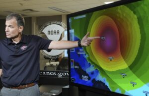 As autoridades do Caribe aconselham uma chuva séria e um grande ondas, como o clima tropical, Erin se aproxima Jamie Rhome, vice -diretora do National Hurricane Center, atualiza o clima tropical Erin para o National Hurricane Center, quinta -feira, 14 de agosto de 2025 em Miami. (ABR Photo / Lynne Sladky)